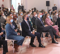 Sus Majestades los Reyes durante la celebración de la entrega del Premio Escuela año 2020 en el salón de actos